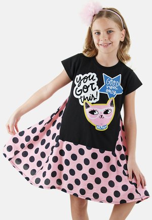 Schwarzes Kurzarmkleid mit Rock aus rosa Punkten und grafischem Katzenmotiv. Mit Text "Du schaffst das!" und "Nur gute Vibes!" in bunten Akzenten.