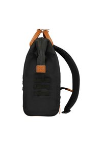 Schwarzer Canvas-Rucksack mit braunen Lederelementen, ausgestattet mit einem Reißverschlussverschluss, verstellbaren Trägern und seitlichem Gurtband zur Befestigung.