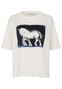 Camiseta blanca de manga corta con un gráfico rectangular negro y azul de un caballo esbozado en movimiento en el frente.