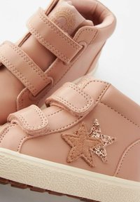 Roze leren hoge sneakers met twee klittenbandsluitingen, een gestructureerde rubberen zool en een stervormige versiering met glinsterende accenten.