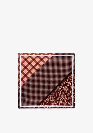Foulard carré avec trois sections à motifs : à carreaux marron et pêche, petit vichy marron et marron avec un motif floral beige.