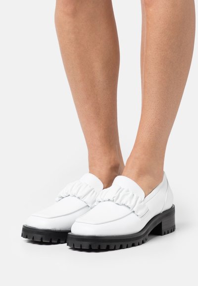 Elleme CHOUCHOU SQUARE LOAFER - Παπούτσια χωρίς κορδόνια - white