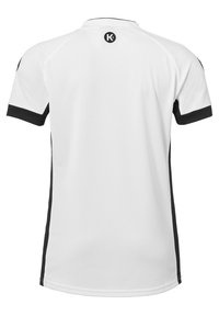 Hvid atletisk skjorte med sorte accenter, korte ærmer og rund krave. Har et logo på ryggen og tekstureret stof for åndbarhed.