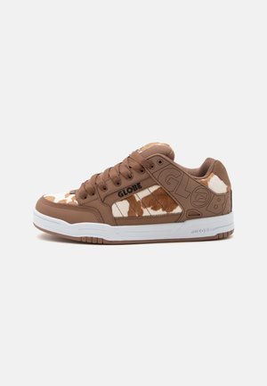 Καφέ και άσπρο μοτίβο χαμηλών sneakers με καφέ κορδόνια, λευκή σόλα και λογότυπο "GLOBE" στο πλάι.