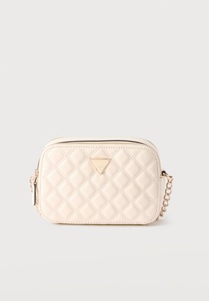 Sac bandoulière rectangulaire matelassé beige avec chaîne dorée et fermeture éclair, arborant un logo Guess triangulaire à l'avant.