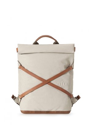Beige rechthoekige rugzak met bruine leren kruisbanden, handvat bovenop en geperst "a/u"-logo aan de voorkant.