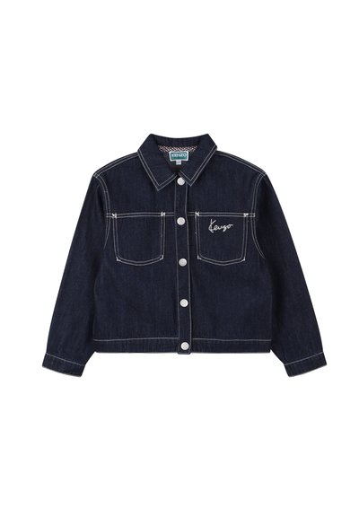Donkerblauwe denim jacket met knoopsluiting, twee voorzakken en witte stiksels. Heeft 'Kenzo' geborduurd op de linkervoorzak.
