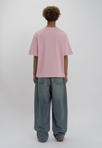 LOW LIGHTS STUDIOS® SHUTTER - T-shirts med print - pink