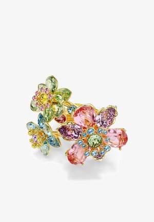 Tre guld blomsterbrocher sat med flerfarvede faceterede ædelstene i pink, grøn, blå og gul arrangeret i lagdelte kronblade.