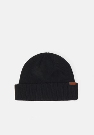 Gorro de malha preto com aba dobrada, apresentando uma etiqueta de couro na lateral. Feito de material canelado, oferecendo uma superfície texturizada.