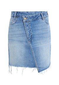 Mini-jupe en denim bleu clair avec fermeture asymétrique à boutons sur le devant, poches avant, passants de ceinture et détail d'ourlet effiloché.