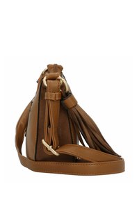 Bolso de mano de cuero marrón con un acabado texturizado, que cuenta con herrajes dorados, una correa ajustable y borlas decorativas en el costado.