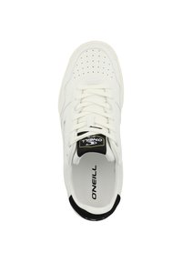 Białe sneakersy wykonane z skóry, z perforowanymi detalami, płaskimi sznurowadłami i czarnym akcentem wokół pięty. Logo O'Neill na języku.