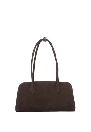 Ciemnobrązowa zamszowa torebka z dwoma zaokrąglonymi uchwytami i prostokątnym, lekko zakrzywionym korpusem na białym tle.