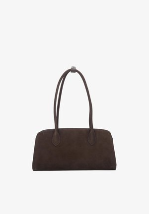 Dunkelbraune Wildlederhandtasche mit zwei abgerundeten Griffen und einem rechteckigen, leicht gebogenen Körper vor weißem Hintergrund.