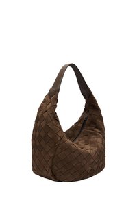 Brązowa pleciona skórzana torba na ramię z szerokim uchwytem i widocznym czarnym zamkiem błyskawicznym z przodu, przedstawiona na białym tle.