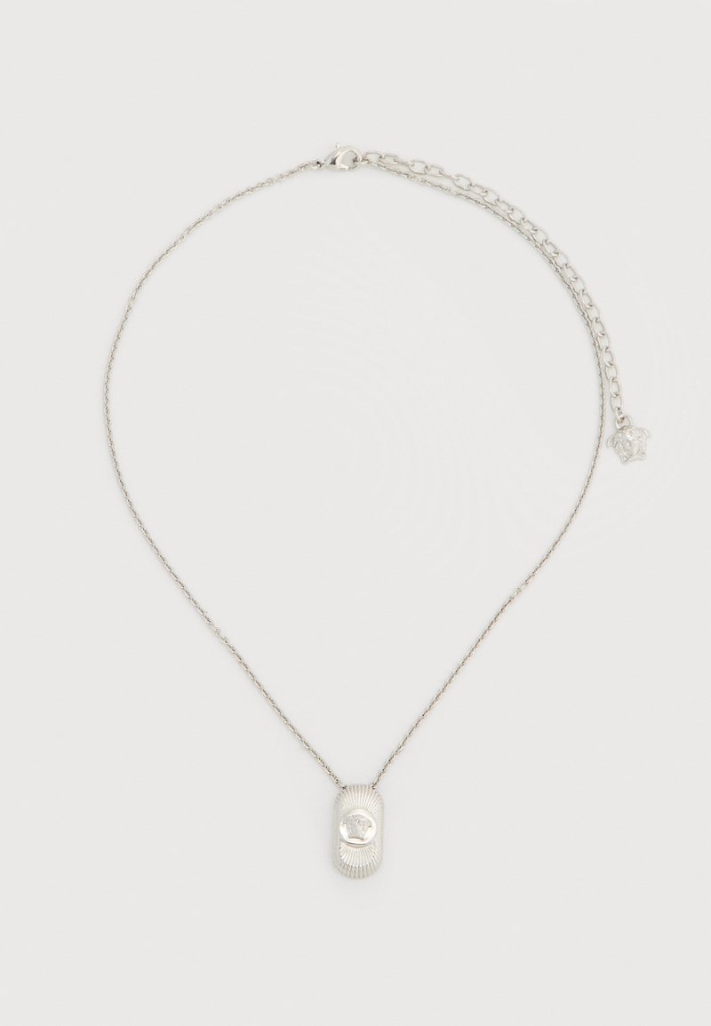 Ασημένιο κολιέ αλυσίδας με ένα μικρό ορθογώνιο μενταγιόν που φέρει ανάγλυφο έμβλημα κεφαλής Μέδουσας και ρυθμιζόμενο κούμπωμα με γούρι.