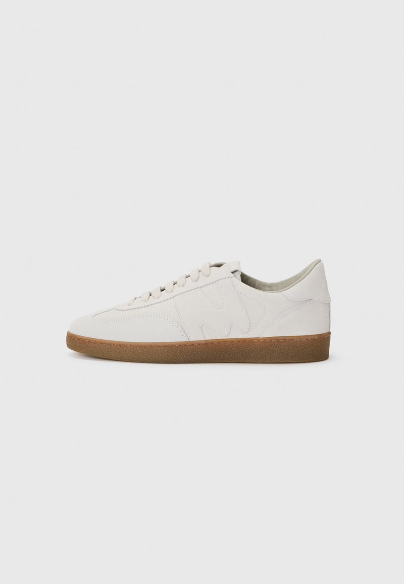 Weiße Leder Sneakers mit strukturierter Oberfläche, Gummisohle, abgerundetem Zehenbereich und minimalistischem Design. Verfügt über ein dezentes Logo an der Seite.