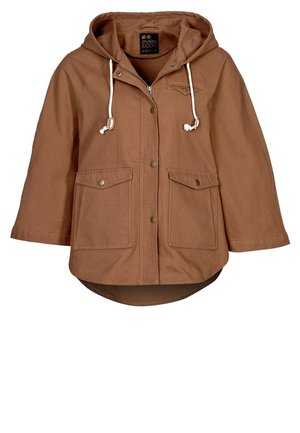 Chaqueta marrón con capucha, cremallera frontal, bolsillos con solapa y botones, botones de presión y cordones blancos en la capucha.