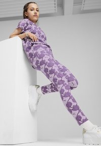 Puma ESS BLOSSOM AOP - Leggings - grape mist