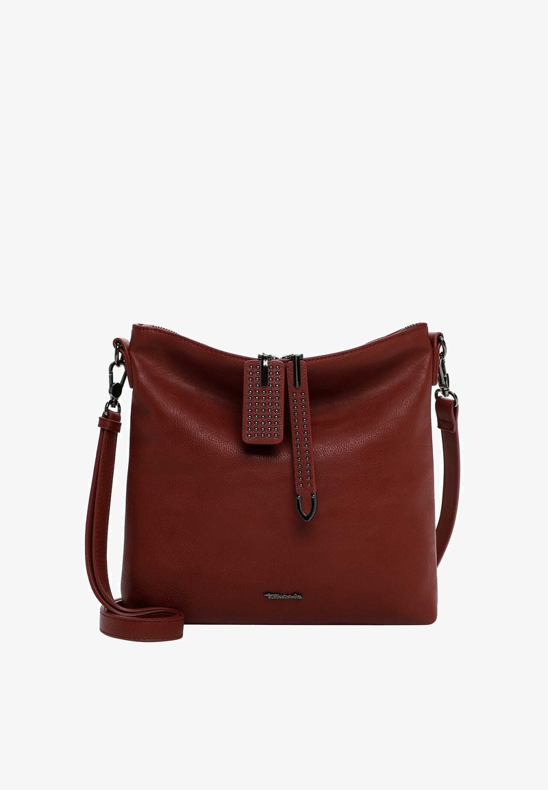 Röd läderaxelväska med en slät yta, dragkedjestängning, nitar på lockdetaljen och en justerbar rem. Enkel och strukturerad design.