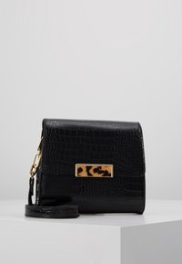 Topshop Taška s příčným popruhem - black