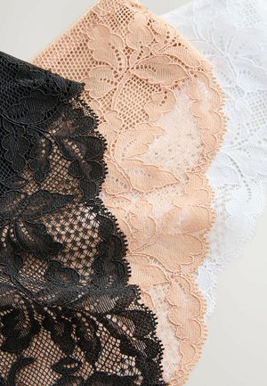 Tri čipkasta materijala u crnoj, nude i bijeloj boji. Svaki sadrži cvjetne uzorke, složene detalje i valovite rubove, prikazujući vrhunski rad.