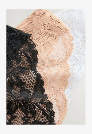 Tri čipkaste tkanine v črni, nageljni in beli barvi. Vsaka ima cvetlične vzorce, zapletene podrobnosti in valovite robove, kar izkazuje dovršeno obrtništvo.