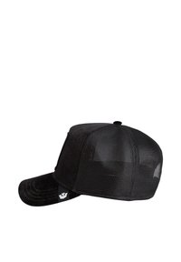 Gorra negra con frente de ante y parte trasera de malla. La visera es curva con detalles de costuras y una pequeña etiqueta con el logo en el lateral.