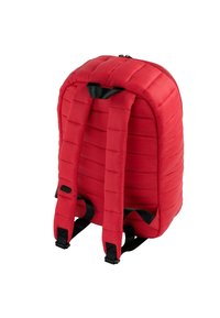 Mochila roja acolchada con textura padded, correas ajustables dobles y un asa superior. Cuenta con una apertura con cremallera en la parte superior.