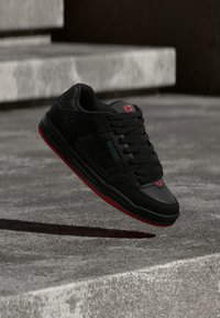 Niet geselecteerd, black/red/charcoal