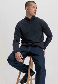 hessnatur V REGULAR  - Strickpullover - marine