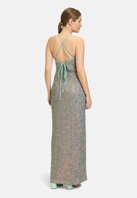 Maxikleid mit einem schimmernden silbernen und pinken Muster, mit einer taillierten Silhouette, überkreuzten Trägern und einem Bindeband im Rücken.