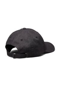 Svart denim baseballcaps med buet skygge, justerbar stropp bak, og seks ventilasjonsøl på en strukturert krone.