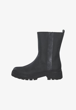 Botines negros de material suave con un panel lateral metálico texturizado, suela gruesa y una lengüeta en la parte posterior para facilitar su uso.