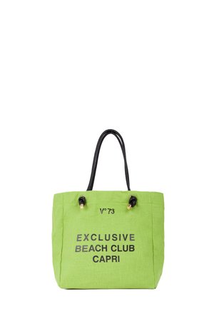 Zelena torba s crnim ručkama, na kojoj je u debelom crnom tekstu ispisano "EXCLUSIVE BEACH CLUB CAPRI". Napravljena je od teksturiranog materijala.
