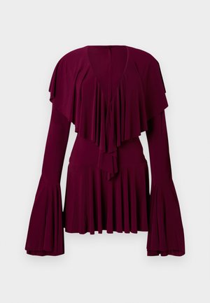 Rochie burgundy cu mâneci lungi evazate și design stratificat cu volane la decolteu și talie, realizată dintr-un material neted și elastic.