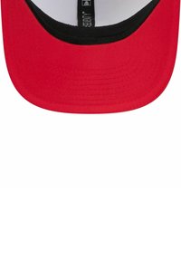 Rote Kappe mit flachem Schirm und schwarzem Innenteil. Hergestellt aus einem Stoff mit strukturierter Oberfläche. Verfügt über ein internes Etikett im oberen Bereich.