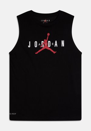 Maillot de sport noir sans manches avec texte blanc « JORDAN » et une grande silhouette rouge d'un joueur de basket sautant avec le ballon en l'air.