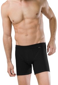 Černé žebrované boxerky s �širokým elastickým pasem. Tkanina se zdá být měkká a dokonale padnoucí, zvýrazňující elegantní design.