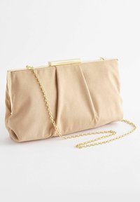 Beżowa zamszowa kopertówka z złotą metalową ramą i łańcuszkowym paskiem, z marszczonym detalem z przodu i gładką teksturą.