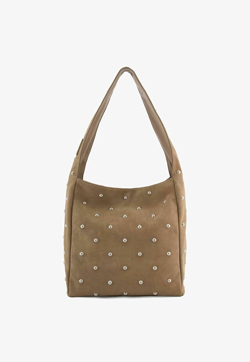Sac hobo en daim marron avec une bandoulière en cuir lisse, orné de petites perles blanches disposées de manière uniforme à l'avant.