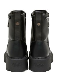 Schwarze Lederstiefeletten mit einer dicken, strukturierten Sohle, Reißverschluss und einem Logodetail aus Stoff auf der Rückseite. Mit runden Metallakzenten.