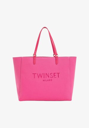 Borsa tote rosa realizzata in tessuto resistente, con logo "TWINSET MILANO" in rilievo, due manici simili alla pelle e un design spazioso e strutturato.