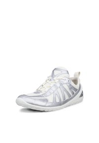 Λευκό και ασημί ελαφρύ αθλητικό παπούτσι με πλέγμα στο πάνω μέρος, κορδόνια και λαστιχένια σόλα, γωνιώδης παρουσίαση για να φαίνεται η πλευρική και η μπροστινή όψη.