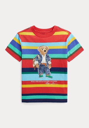 Børne t-shirt med korte ærmer med røde, gule, blå og grønne vandrette striber og en tegning af en klædt bjørn med rygsæk.