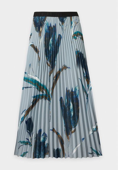 Jupe midi plissée avec ceinture élastique noire et grands motifs floraux abstraits bleu, sarcelle et marron sur tissu gris clair.