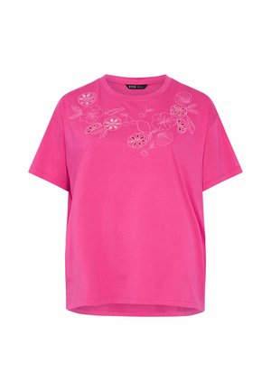 Różowy t-shirt z krótkim rękawem, ozdobiony białymi haftowanymi wzorami kwiatów i owoców na piersi w pobliżu dekoltu.