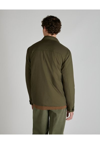 Veste légère vert olive avec un col, des poignets à boutons, un ourlet côtelé et une texture lisse, vue de dos.