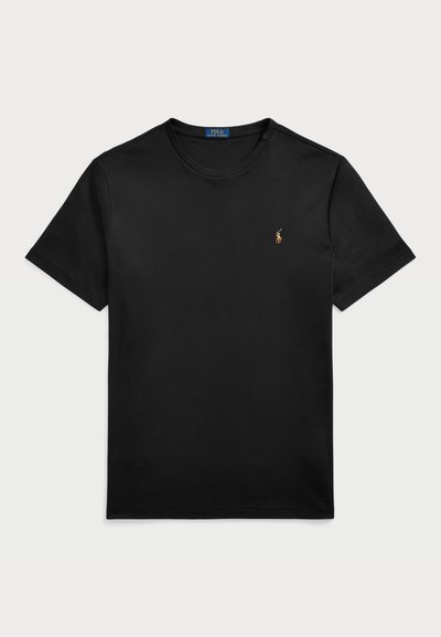 Svart crew-neck t-shirt i bomull, med en liten, flerfärgad broderad logotyp på vänster bröst. Kort ärm.